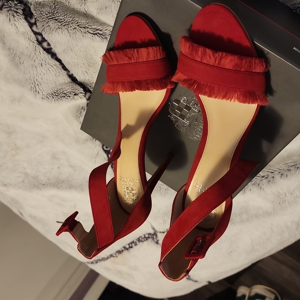 A beautiful CHERRY RED NUBUCK/ FRINGE heel sander in size 10M